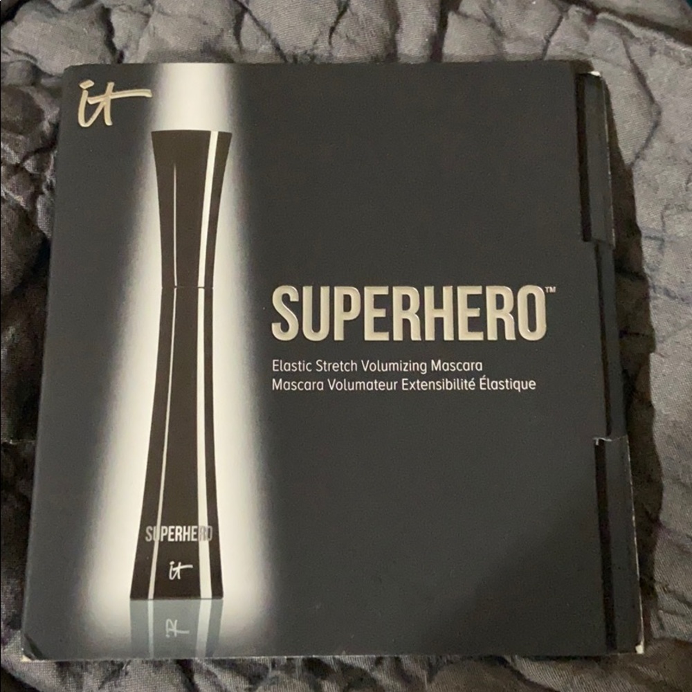 Elastic stretch volumizing mascara